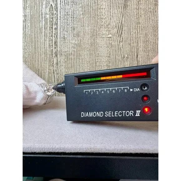 8CT D VVS1 Graded Moissanite Ring – AU750 –Sz.9 - Picture 5 of 10